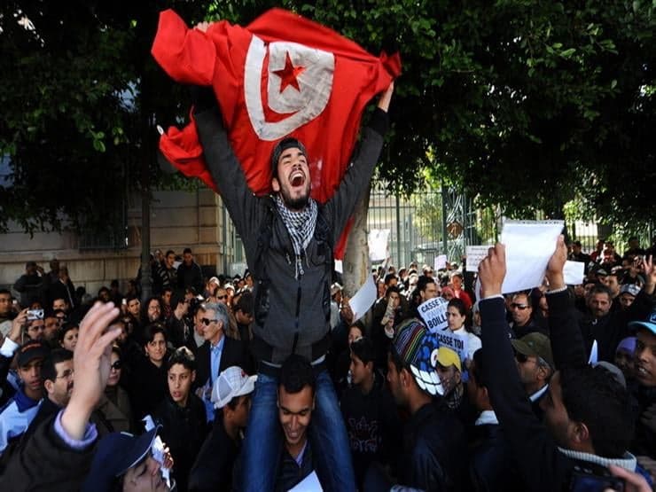 في ذكرى ثورتكم..أيّها التونسيون انتبهوا..